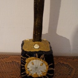 PEINTURE SUR FEUILLE DE COCO SUR SOCLE EN PAVE 004