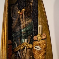 PEINTURE SUR FEUILLE DE COCO SUR SOCLE EN PAVE 009